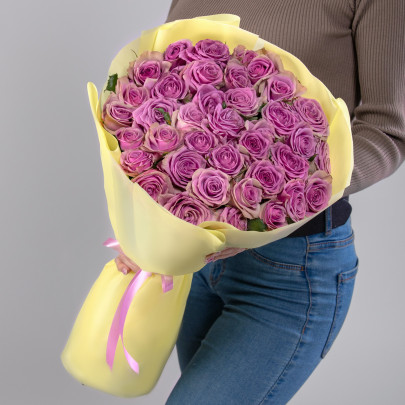 35 Сиреневых Роз (70 см.) в упаковке фото