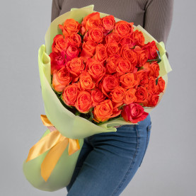 35 Ярко-Оранжевых Роз (70 см.) в упаковке фото
