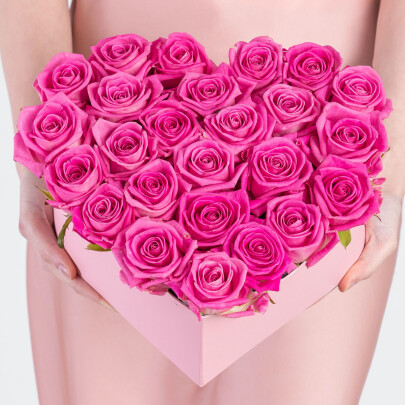 35 Ярко-Розовых Роз в коробке сердце фото
