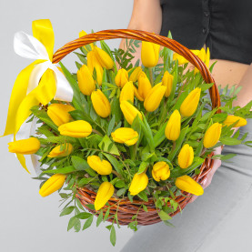 35 Желтых Тюльпанов в корзине фото