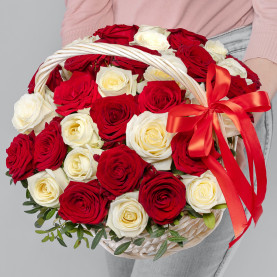 45 Красно-Белых Роз (40 см.) в корзине фото