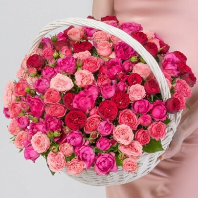 51 Кустовая Пионовидная Роза Микс в корзине фото