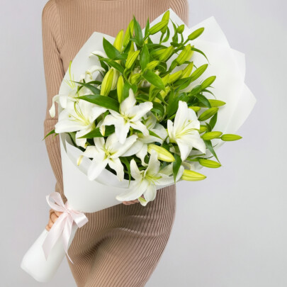 5 Белых Восточных Лилий фото