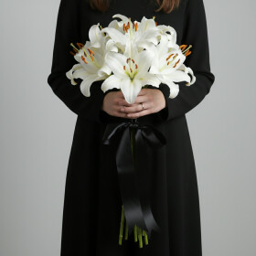 6 Белых Восточных Лилий (траур) фото