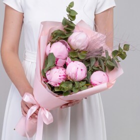 5 Пионов Сара Бернар с ковылем фото