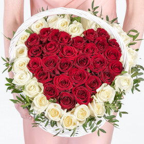 51 Белая и Красная Роза Аваланж и Ред Наоми сердце в корзине