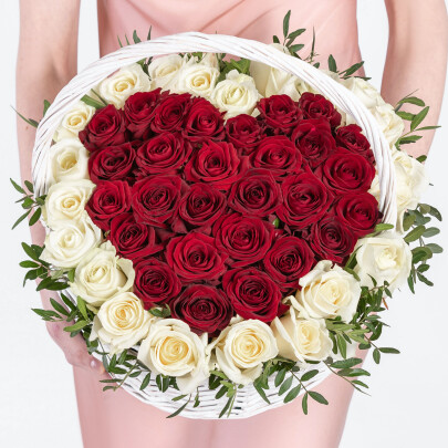 51 Белая и Красная Роза Аваланж и Ред Наоми сердце в корзине