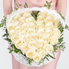 51 Белая Роза в корзине сердце фото