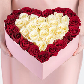 35 Белых и Красных Роз в коробке сердце фото