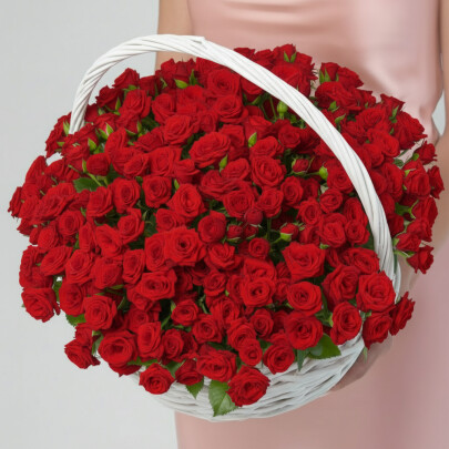 51 Кустовая Красная Роза в корзине фото
