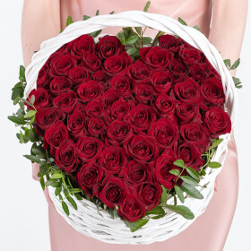 51 Красная Роза в корзине сердце фото