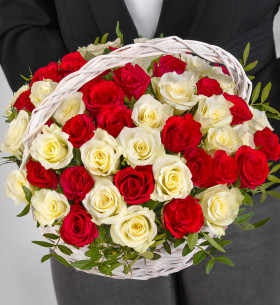 51 Красно-Белая Роза (30-40 см.) в корзину фото