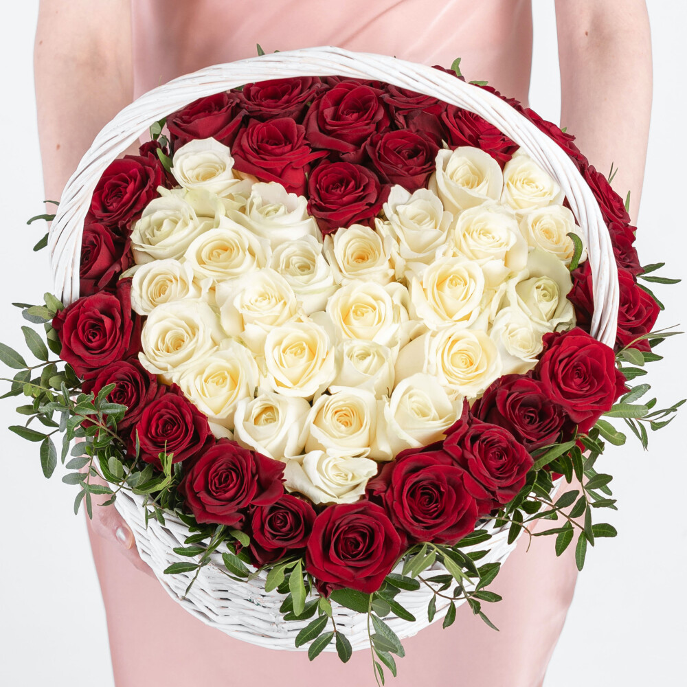51 Красная и Белая Роза Ред Наоми и Аваланж сердце в корзине