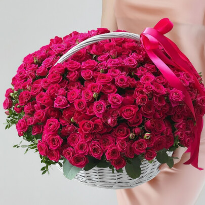 51 Кустовая Малиновая Роза в корзине фото