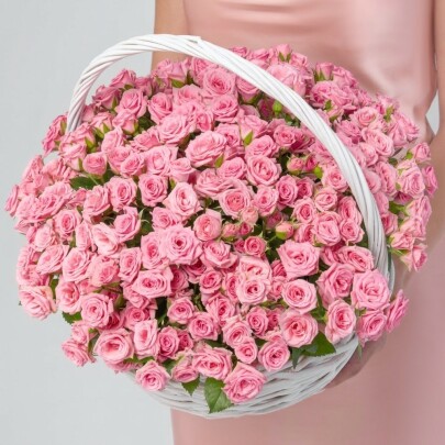51 Кустовая Розовая Роза в корзине фото