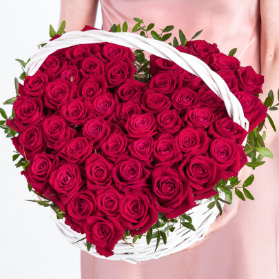 51 Малиновая Роза в корзине сердце фото