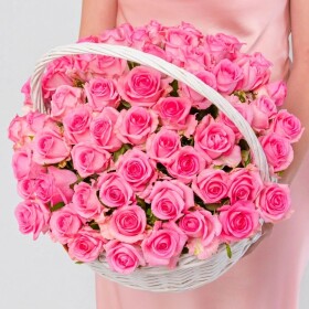 51 Ярко-Розовая Роза в корзине фото