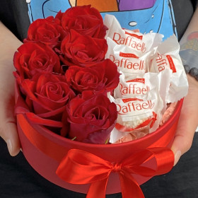 Букет &quot;7 Красных Роз и Raffaello&quot; в коробке фото