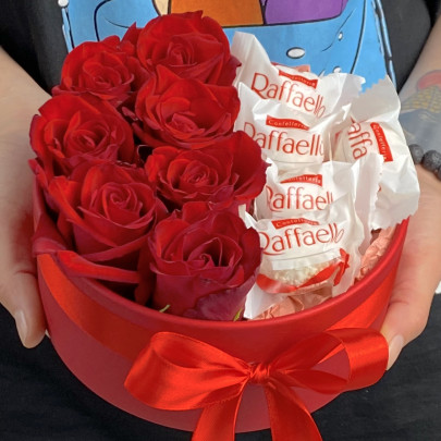 Букет "7 Красных Роз и Raffaello" в коробке фото