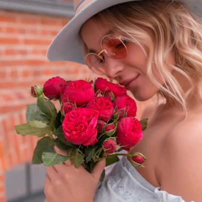 7 Кустовых Пионовидных Красных Роз (50 см.) фото изображение 4