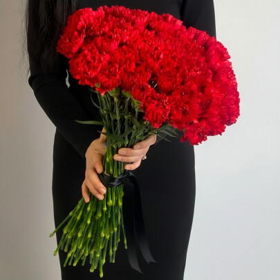 70 Красных Гвоздик (траур) фото