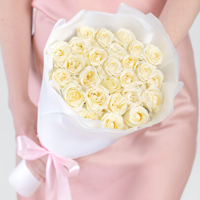 9 Кустовых Белых Роз (50 см.) фото