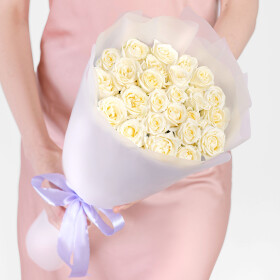 9 Кустовых Белых Роз (60 см.) фото