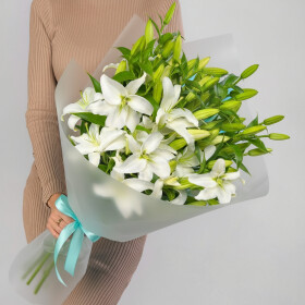 9 Белых Восточных Лилий фото