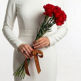 9 Красных Гвоздик под Георгиевскую ленту фото