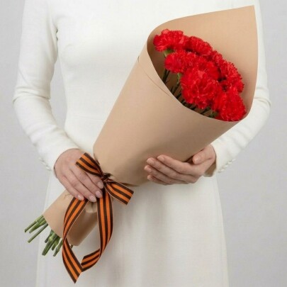 9 Красных Гвоздик в пленке под Георгиевскую ленту фото