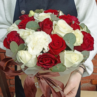Букет дня "Красное-белое" в коробке