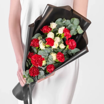 Траурный Букет из Красных Гвоздик и Белой Кустовой Розы №30 Траурный Букет из Красных Гвоздик и Белой Кустовой Розыфото