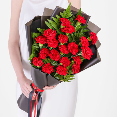 Траурный Букет из Красных Гвоздик и Папоротника