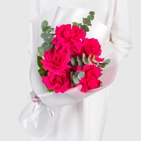 Букет дня &quot;5 Французских Малиновых Роз с эвкалиптом&quot;