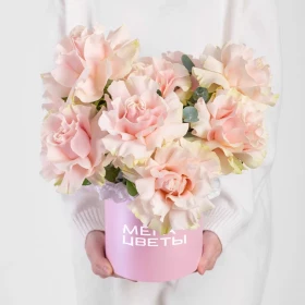 Букет дня &quot;9 Французских Розовых Роз с эвкалиптом&quot; в коробке