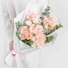 Букет дня &quot;5 Французских Розовых Роз с эвкалиптом&quot;