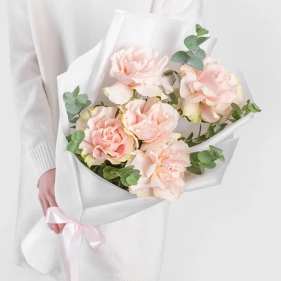 Букет дня "5 Французских Розовых Роз с эвкалиптом"