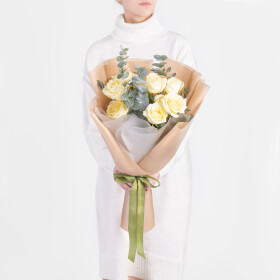 9 белых роз и эвкалипт