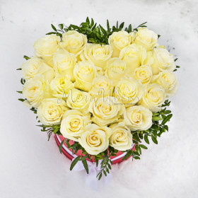 25 Белых Роз (40 см.) в коробке сердце фото