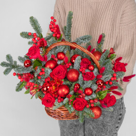 Новогодний букет &quot;Яркий&quot; в корзине фото
