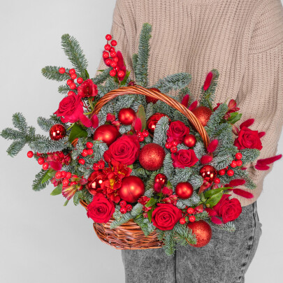 Новогодний букет "Яркий" в корзине фото