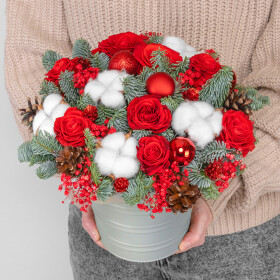 Новогодний букет &quot;Праздничный&quot; в ведерке фото