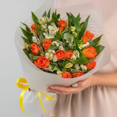Букет "Альстромерии Белые и Розы Вау" фото