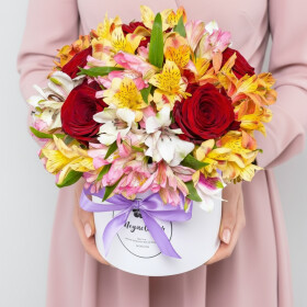 Букет "Альстромерии Микс и Розы Красные" в коробке фото