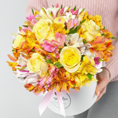 Букет "Альстромерии Микс и Розы Белые" в коробке фото