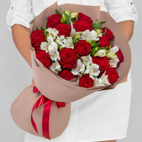 Букет "Альстромерии Белые и Розы Красные" размер M фото