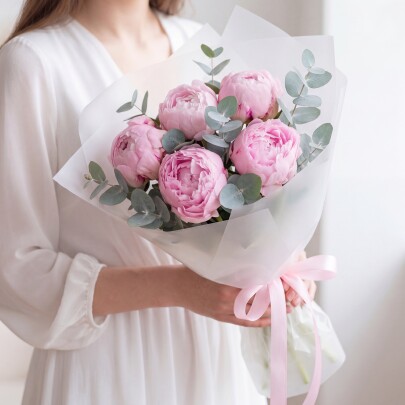 Букет "5 Пионов Сара Бернар и Эвкалипт Цинерия" фото