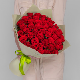 Букет из живых срезанных цветов 51 красная роза 40 см в дизайнерской упаковке с атласной лентой фото