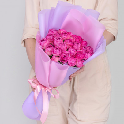 Букет из живых срезанных цветов 9 Кустовых Пионовидных Роз Мисти Баблс 40см в дизайнерской упаковке с атласной лентой фото