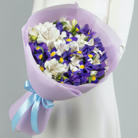 Букет "Альстромерии Белые и Ирисы Синие" размер M фото